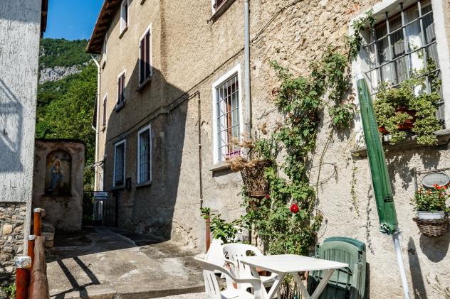 casa indipendente in vendita a Lierna in zona Genico