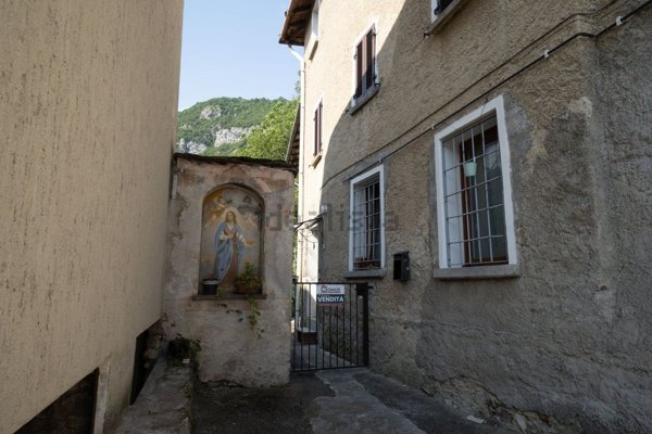 casa indipendente in vendita a Lierna in zona Genico