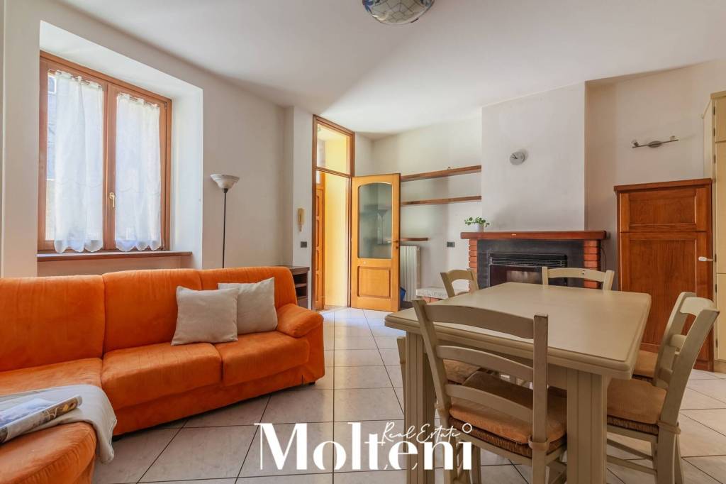 casa indipendente in vendita a Lierna in zona Grumo