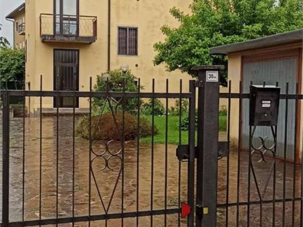 casa indipendente in vendita a Lomagna
