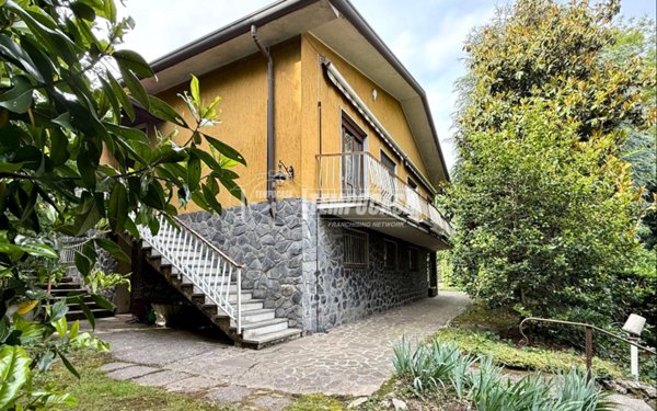 casa indipendente in vendita a Lomagna