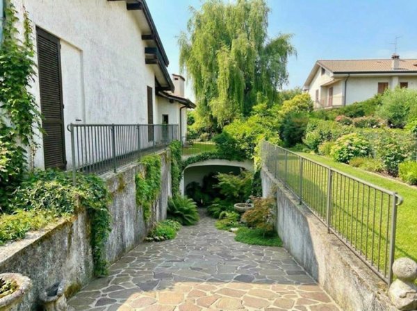 casa indipendente in vendita a Lomagna in zona Fornace