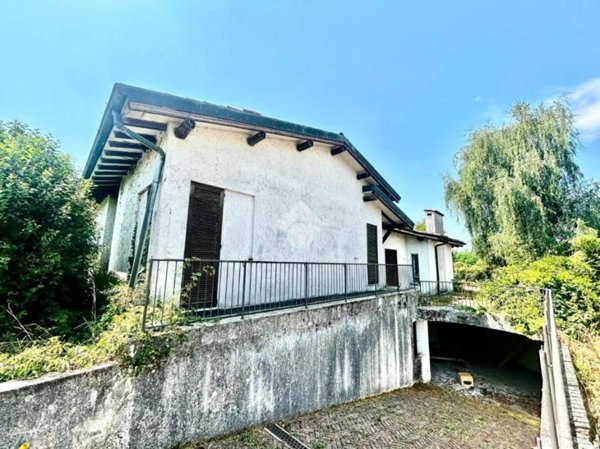 casa indipendente in vendita a Lomagna in zona Fornace