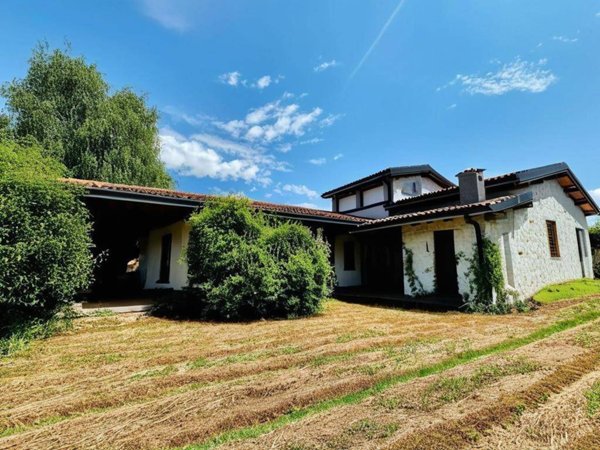 casa indipendente in vendita a Lomagna in zona Fornace