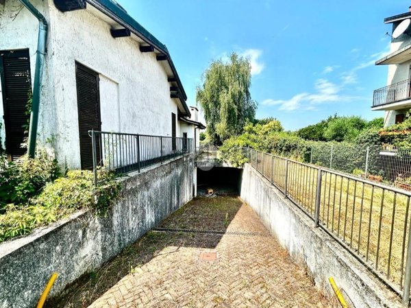 casa indipendente in vendita a Lomagna