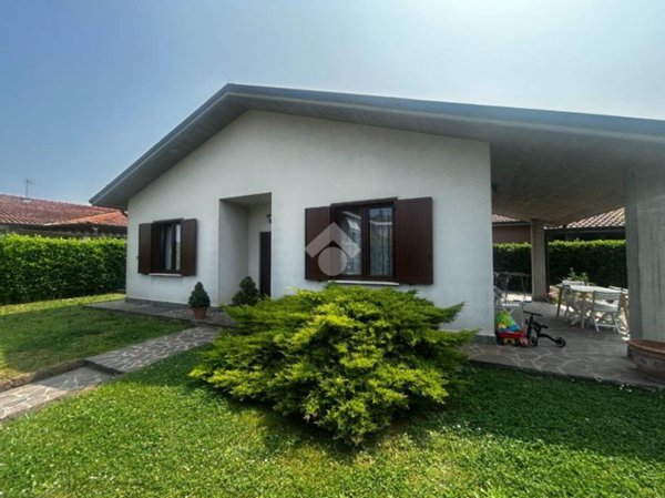 casa indipendente in vendita a Lomagna