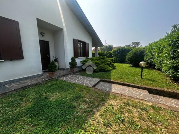 casa indipendente in vendita a Lomagna