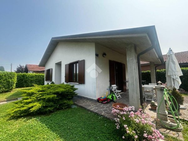 casa indipendente in vendita a Lomagna