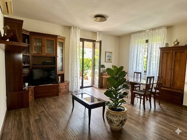 casa indipendente in vendita a Lomagna