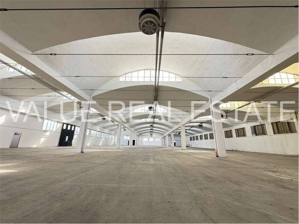 locale commerciale in vendita a Lomagna