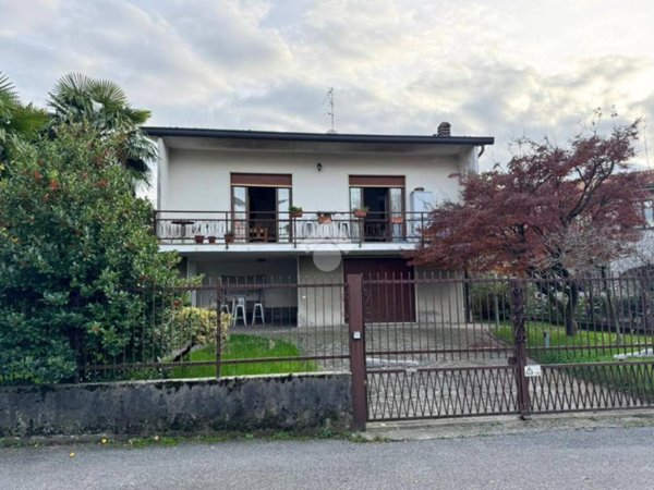 casa indipendente in vendita a Lomagna