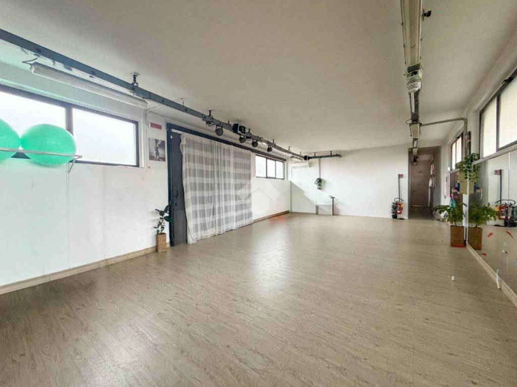 locale commerciale in vendita a Lomagna