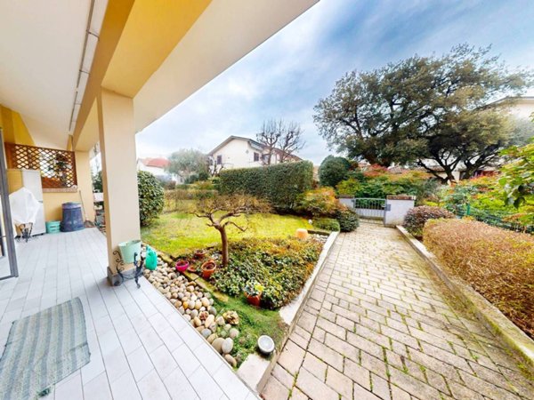 casa indipendente in vendita a Lomagna