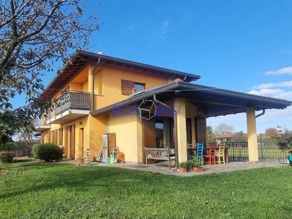 casa indipendente in vendita a Lomagna in zona Fornace