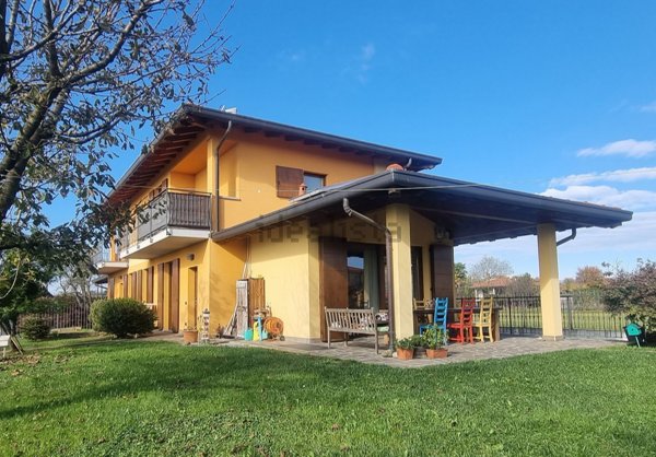 casa indipendente in vendita a Lomagna in zona Fornace