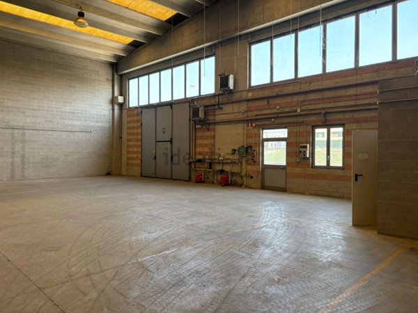 capannone in vendita a Lomagna