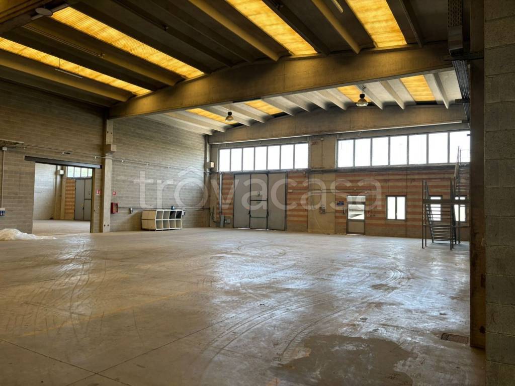 locale commerciale in vendita a Lomagna