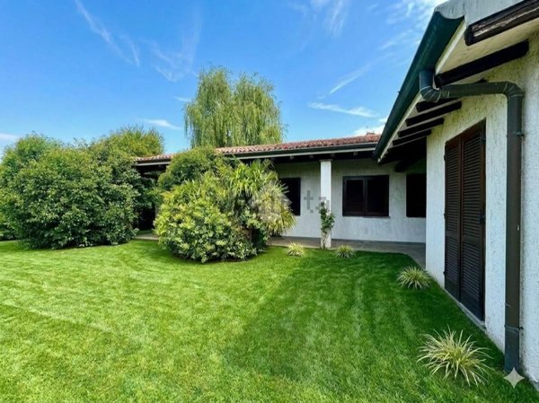 casa indipendente in vendita a Lomagna in zona Fornace