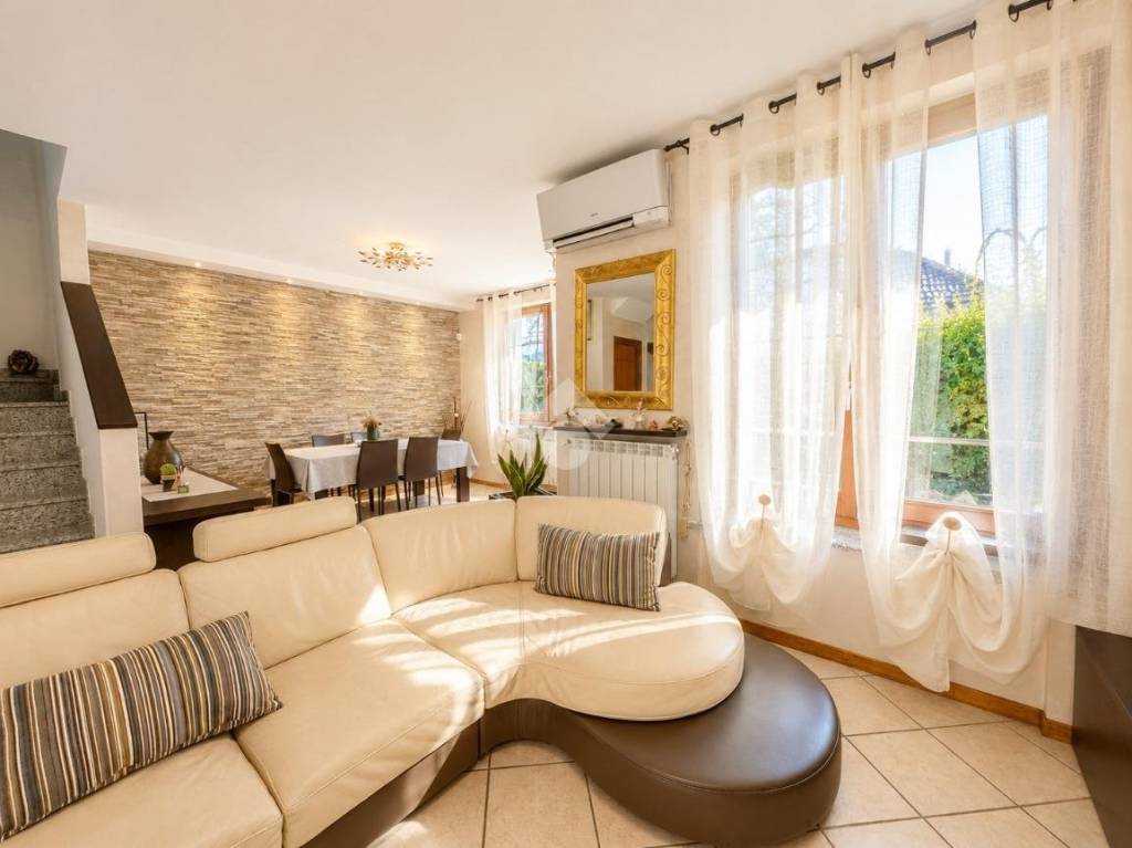 casa indipendente in vendita a Lomagna