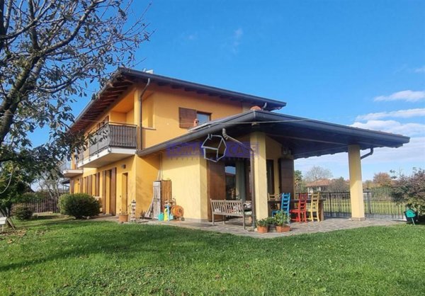 casa indipendente in vendita a Lomagna in zona Fornace