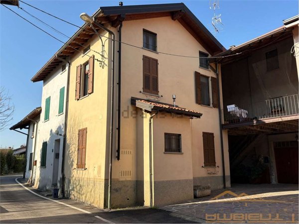 casa indipendente in vendita a Lomagna in zona Fornace