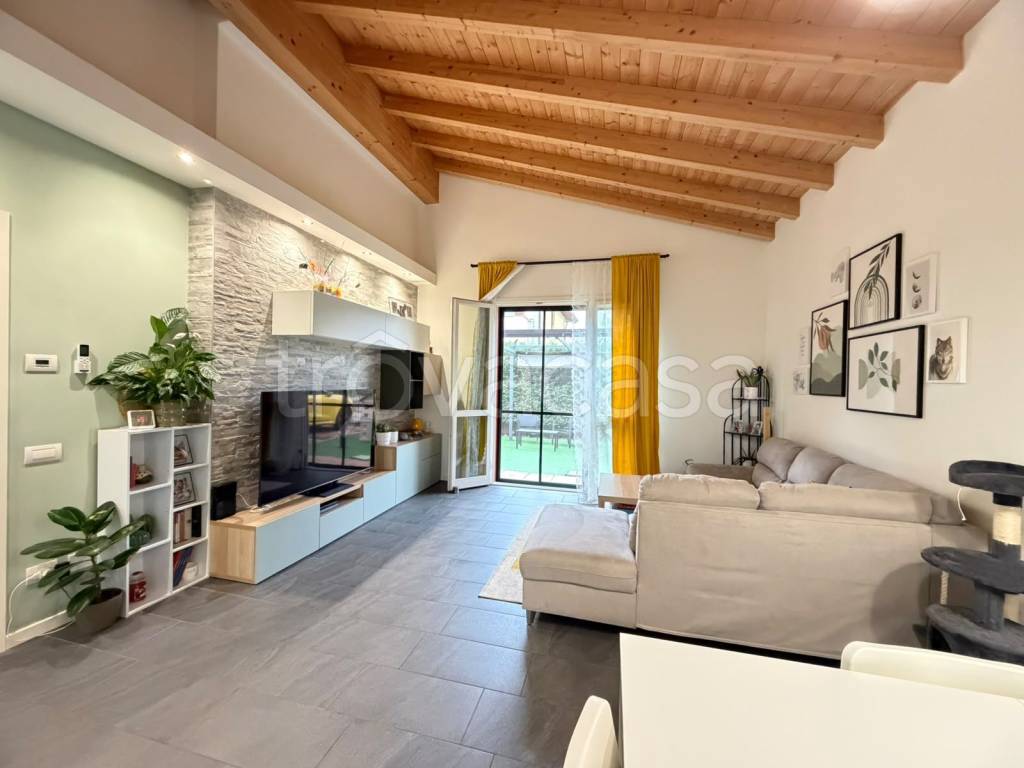 casa indipendente in vendita a Lomagna
