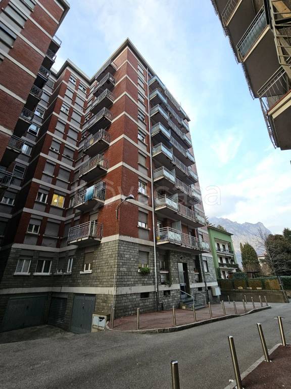 appartamento in vendita a Malgrate in zona Centro