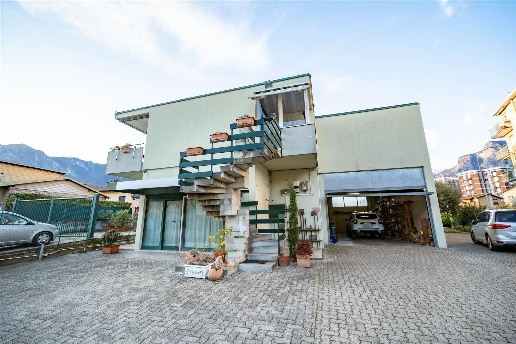 casa indipendente in vendita a Malgrate in zona Gaggio