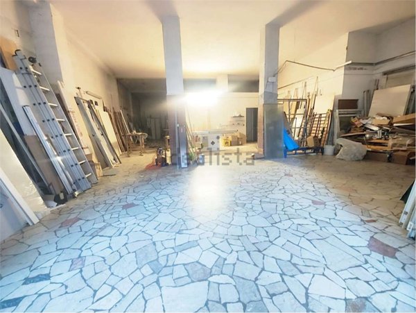 locale commerciale in vendita a Malgrate in zona Centro