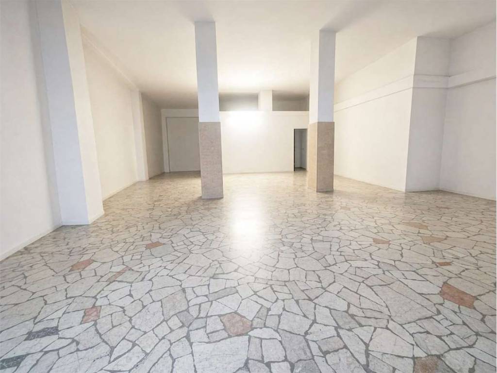 locale di sgombero in vendita a Malgrate