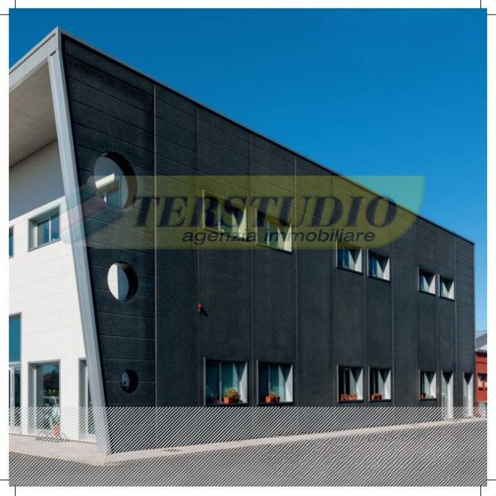 locale commerciale in vendita a Mandello del Lario in zona Maggiana
