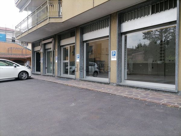 locale commerciale in vendita a Mandello del Lario