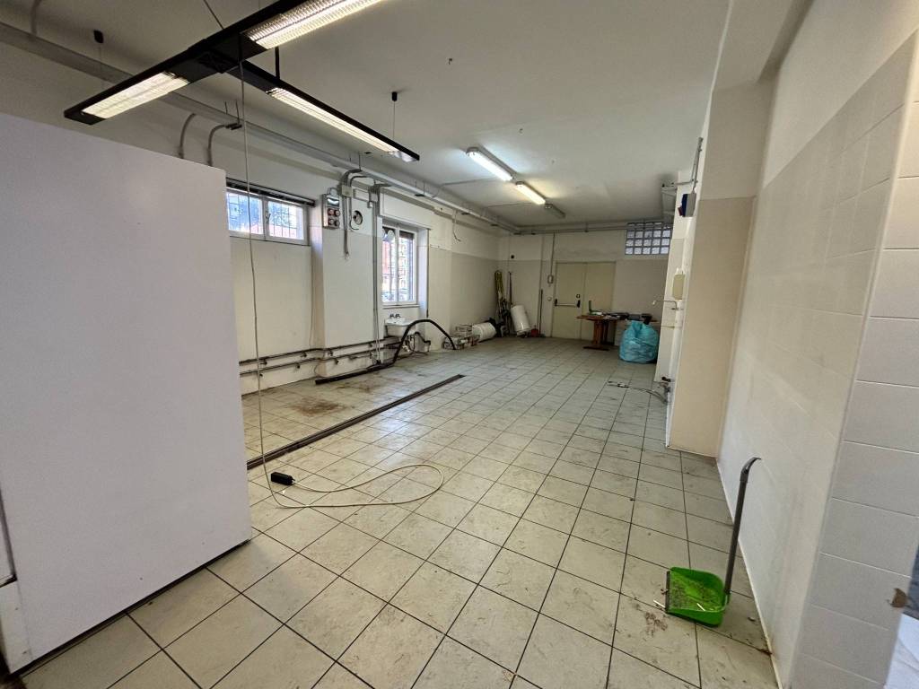 negozio in vendita a Mandello del Lario