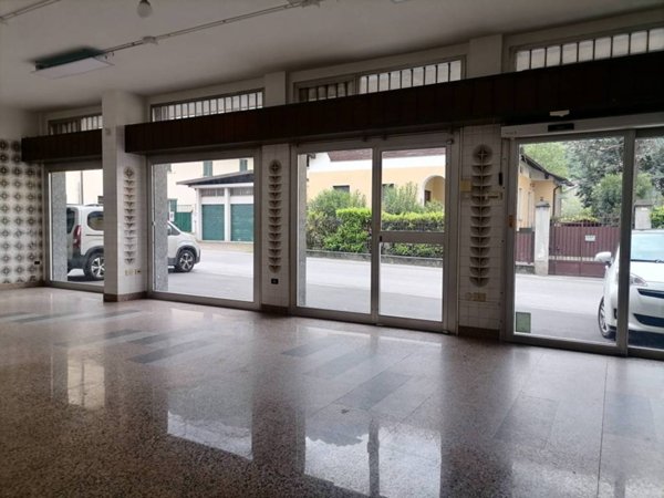 negozio in vendita a Mandello del Lario