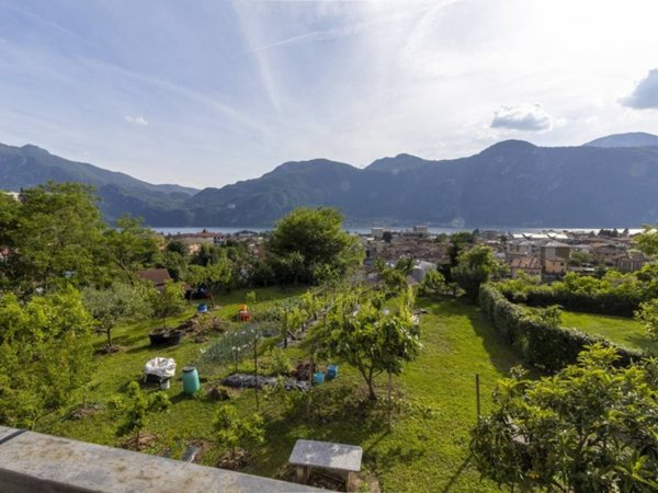 quadrivano in vendita a Mandello del Lario in zona Luzzeno
