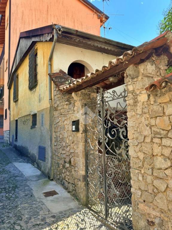 casa indipendente in vendita a Mandello del Lario in zona Olcio