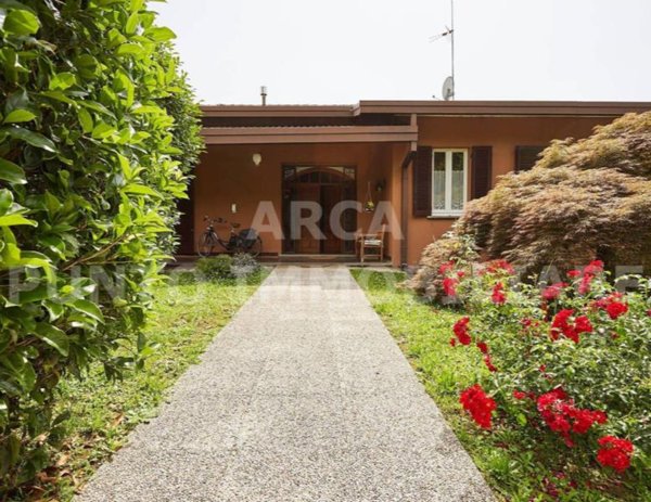 casa indipendente in vendita a Merate in zona Sartirana