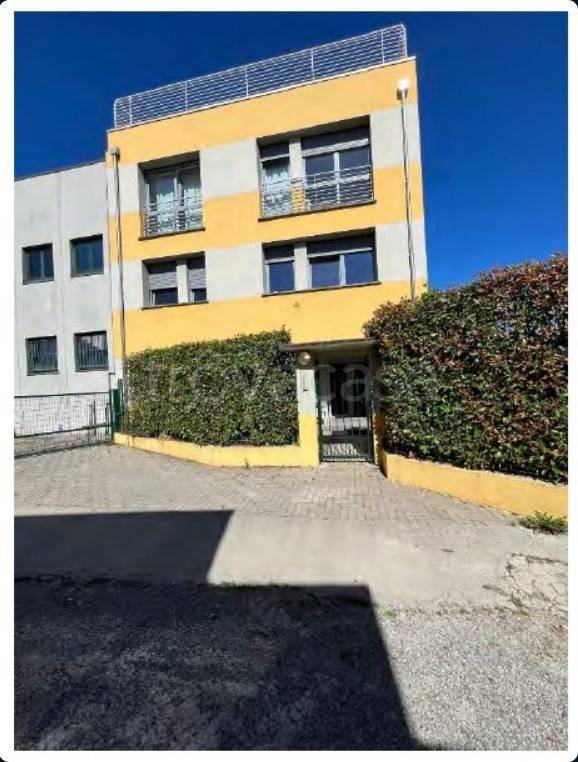 appartamento in vendita a Merate in zona Brugarolo