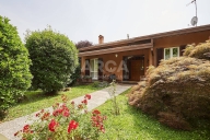 casa indipendente in vendita a Merate in zona Sartirana