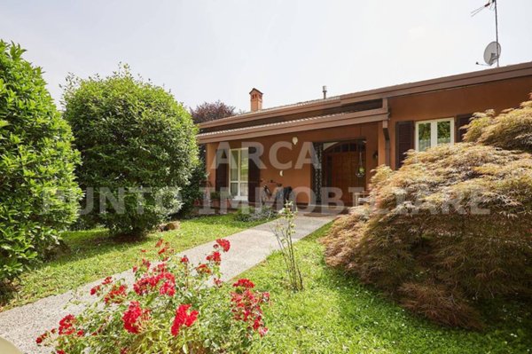 casa indipendente in vendita a Merate in zona Sartirana