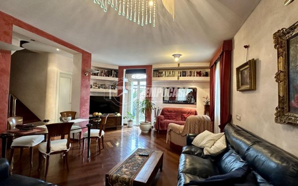 casa indipendente in vendita a Merate in zona Brugarolo