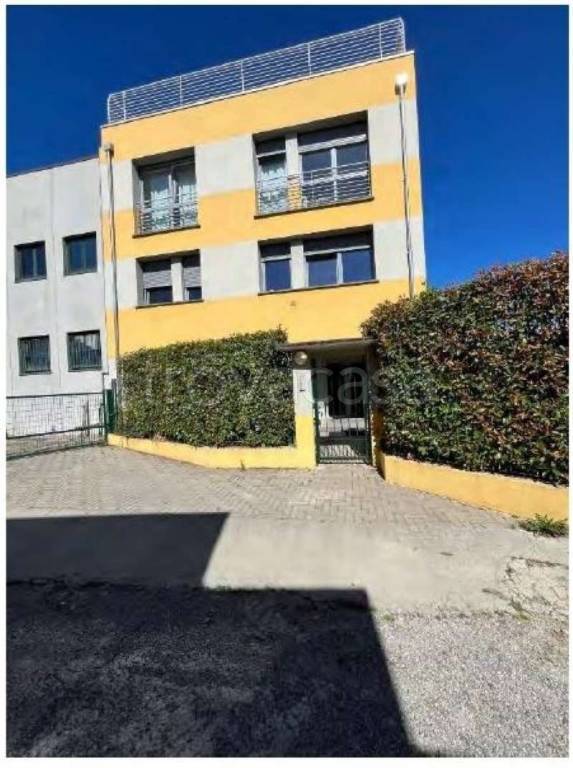 appartamento in vendita a Merate in zona Brugarolo