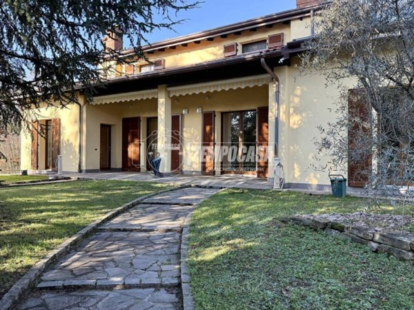 casa indipendente in vendita a Merate in zona Cassina Fra Martino