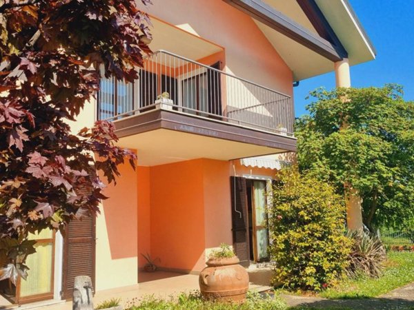 casa indipendente in vendita a Merate in zona Brugarolo