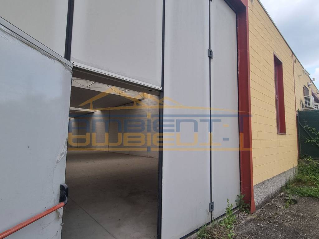 locale commerciale in vendita a Merate