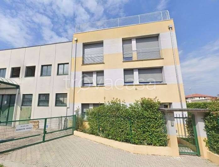 appartamento in vendita a Merate in zona Brugarolo