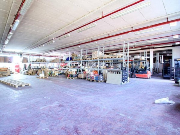 locale commerciale in vendita a Merate in zona Brugarolo
