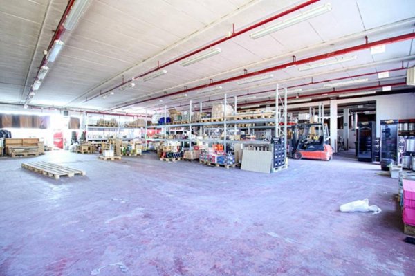 locale commerciale in vendita a Merate in zona Brugarolo