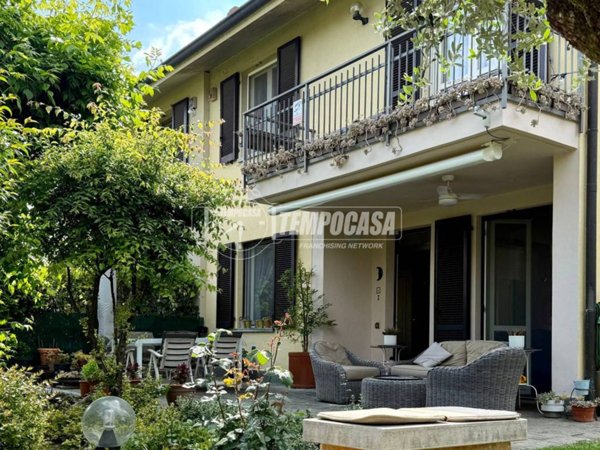 casa indipendente in vendita a Merate in zona Brugarolo