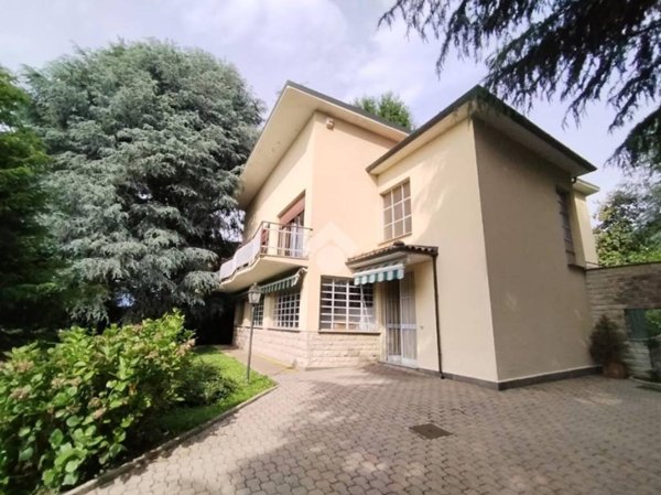 casa indipendente in vendita a Merate in zona Sartirana